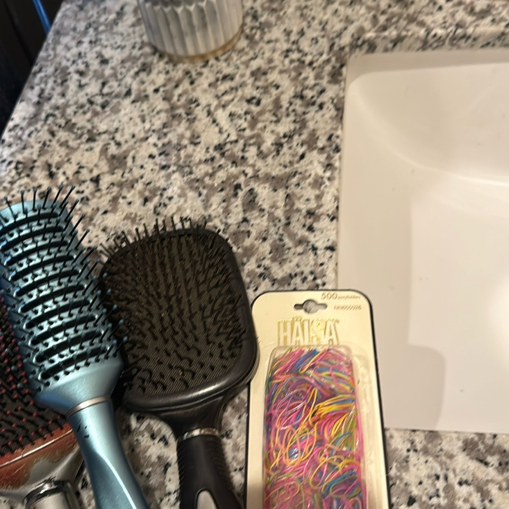 3 good condition brushes with little elastics for hairstyles